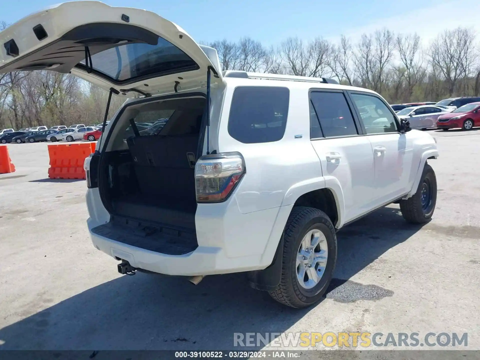 4 Photograph of a damaged car JTEMU5JR4N6061626 TOYOTA 4RUNNER 2022