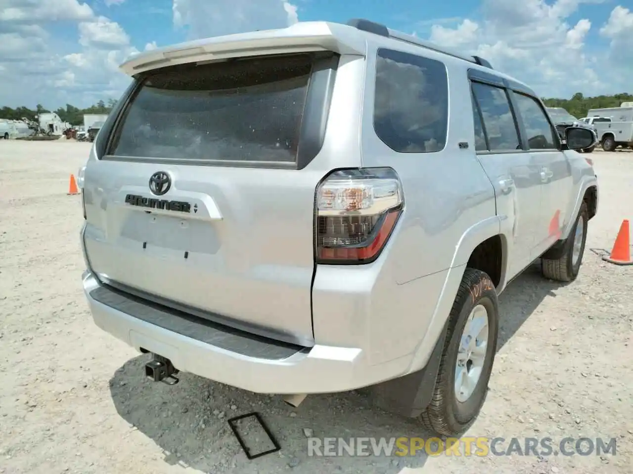 4 Photograph of a damaged car JTEMU5JR6N6017093 TOYOTA 4RUNNER 2022