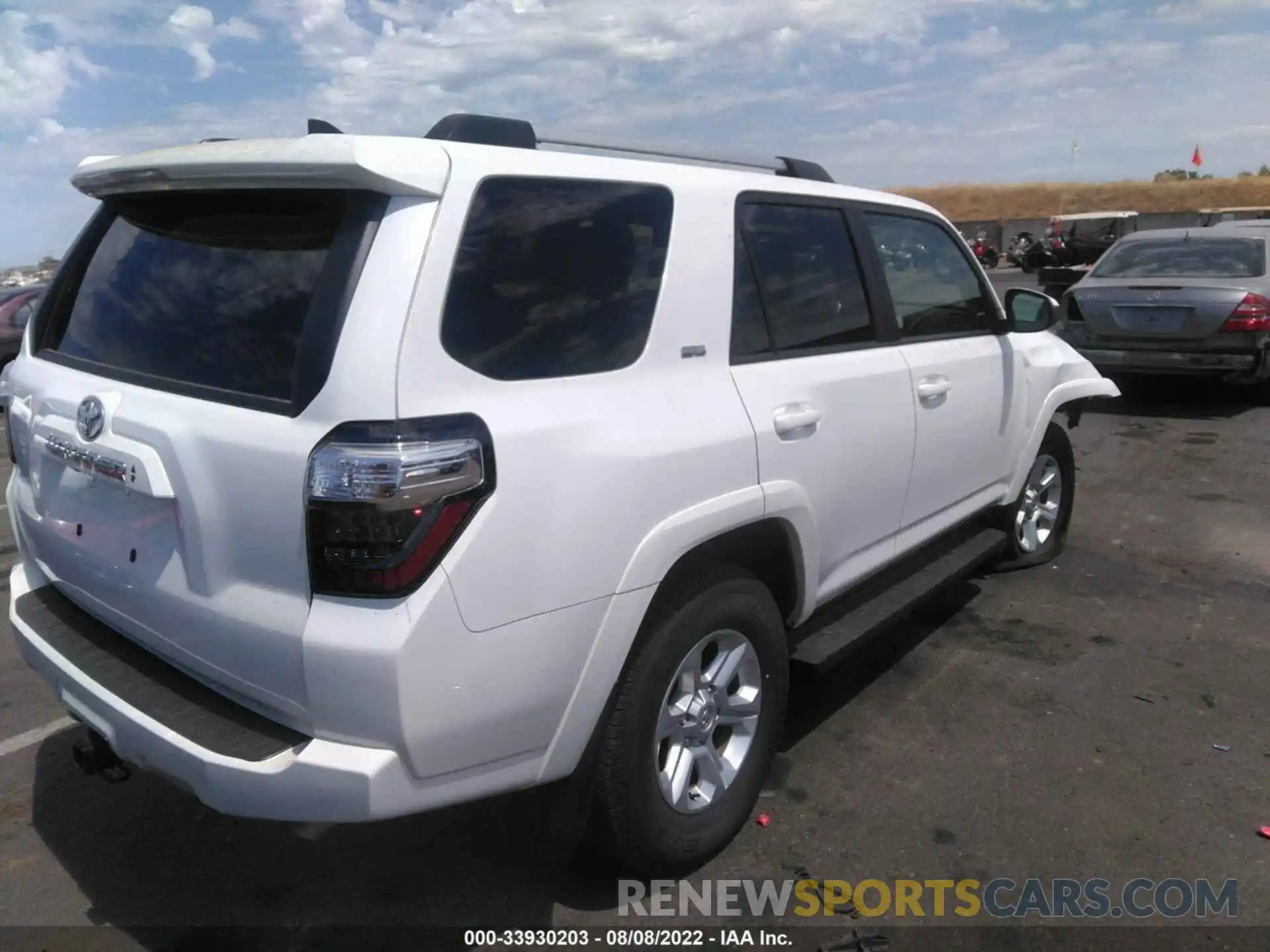 4 Photograph of a damaged car JTEMU5JR9N6003124 TOYOTA 4RUNNER 2022