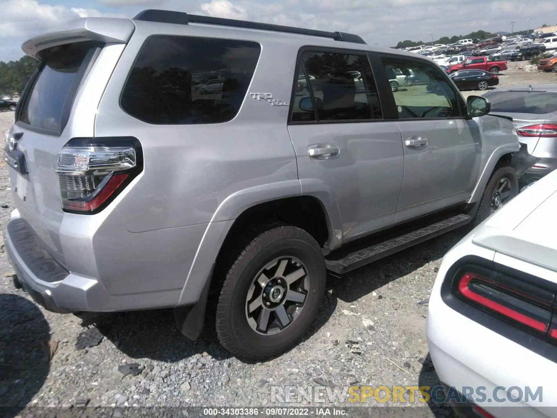 4 Photograph of a damaged car JTEPU5JR9N6050182 TOYOTA 4RUNNER 2022