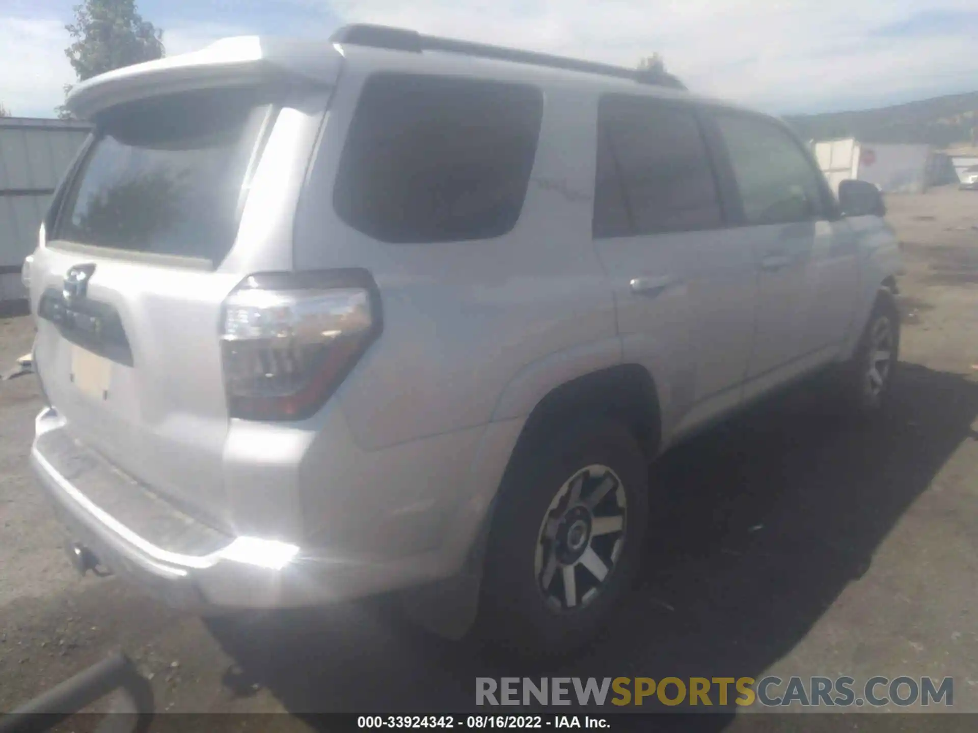 4 Photograph of a damaged car JTERU5JR2N6002595 TOYOTA 4RUNNER 2022