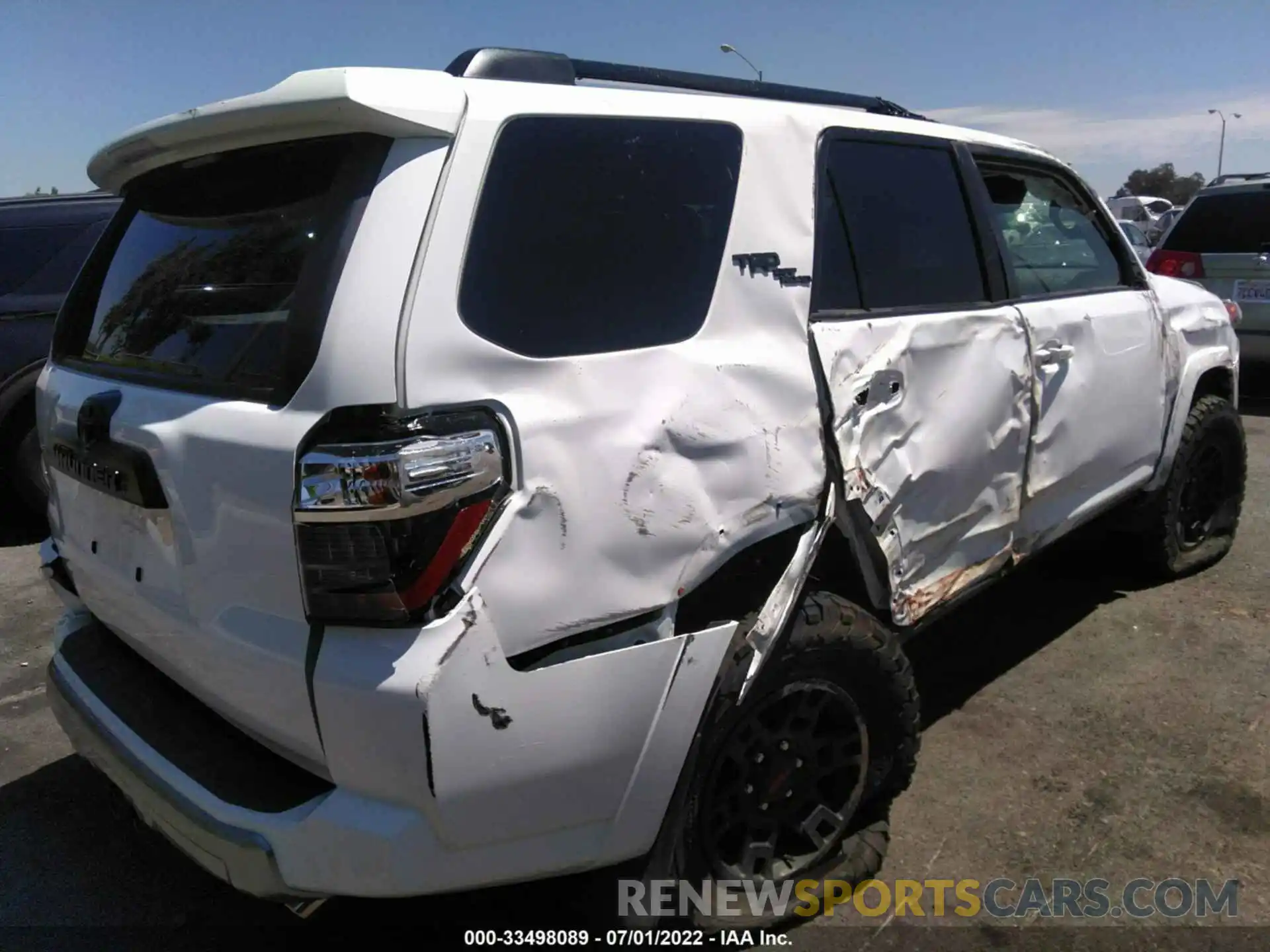 4 Photograph of a damaged car JTERU5JR4N6045237 TOYOTA 4RUNNER 2022