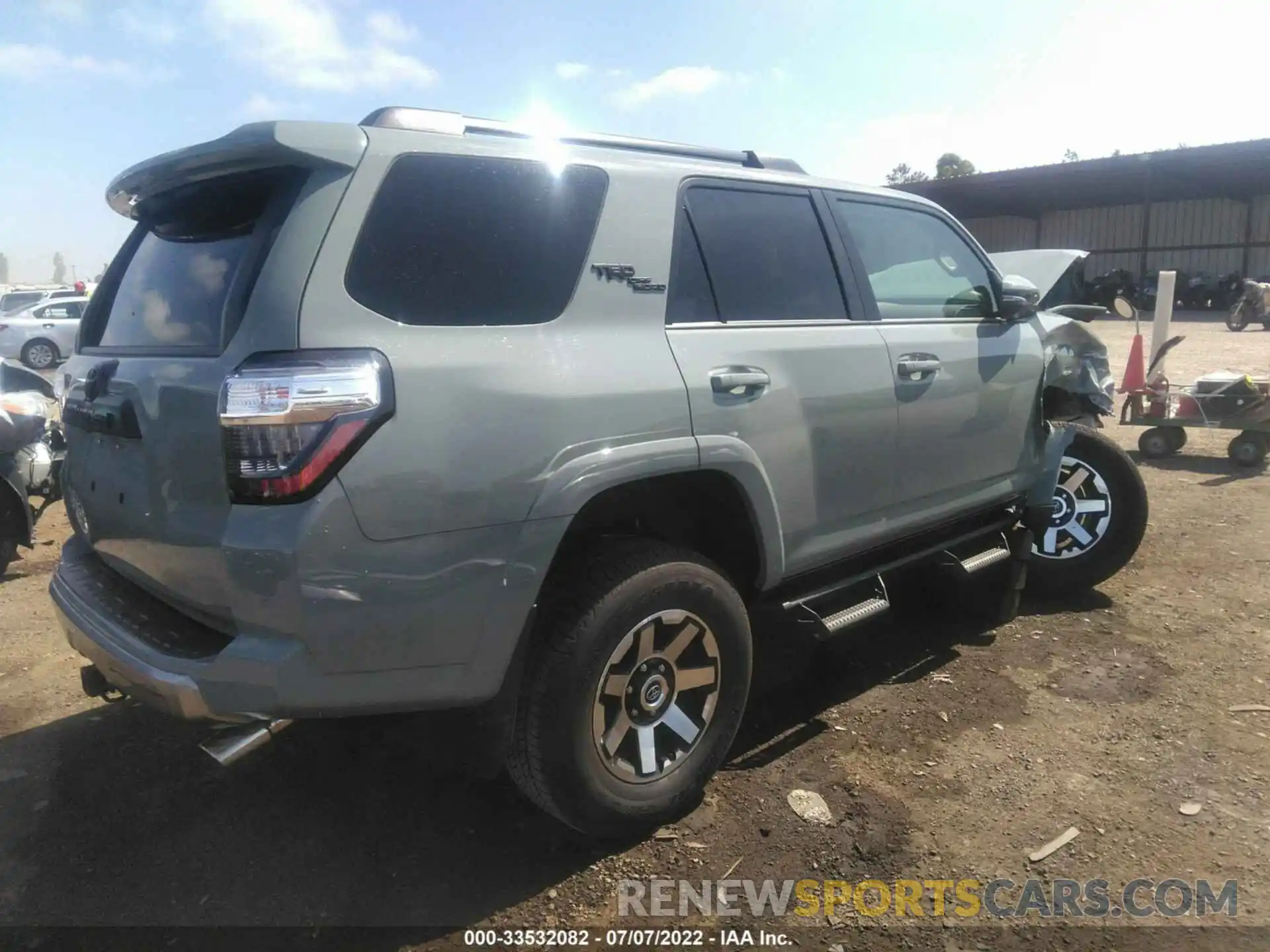 4 Photograph of a damaged car JTERU5JR4N6045870 TOYOTA 4RUNNER 2022