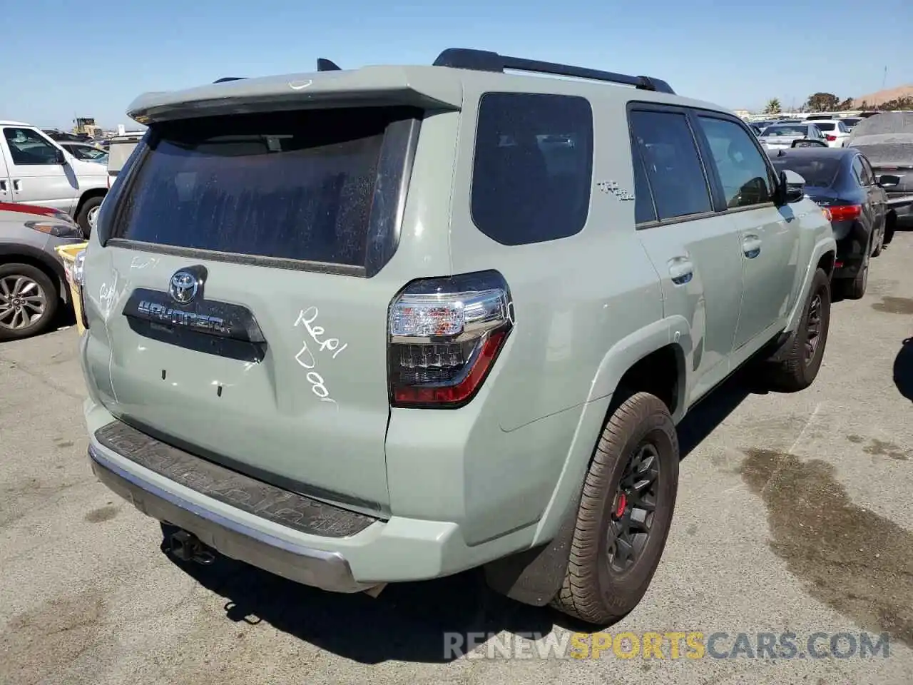 4 Photograph of a damaged car JTERU5JR4N6045982 TOYOTA 4RUNNER 2022