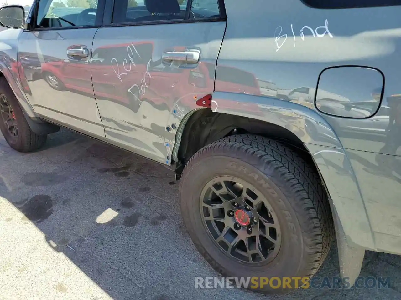 9 Photograph of a damaged car JTERU5JR4N6045982 TOYOTA 4RUNNER 2022