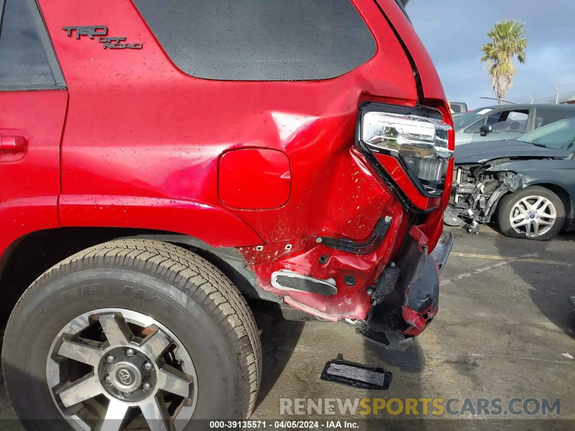 18 Photograph of a damaged car JTERU5JR5N6020489 TOYOTA 4RUNNER 2022