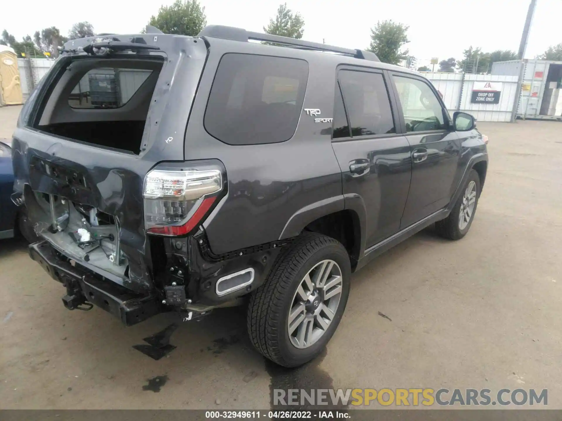 4 Photograph of a damaged car JTESU5JR2N5992865 TOYOTA 4RUNNER 2022