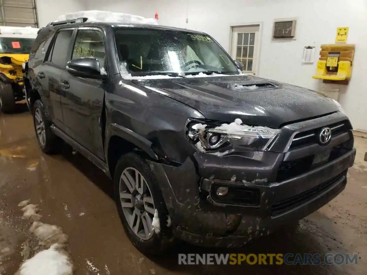 1 Photograph of a damaged car JTESU5JR4N5977395 TOYOTA 4RUNNER 2022