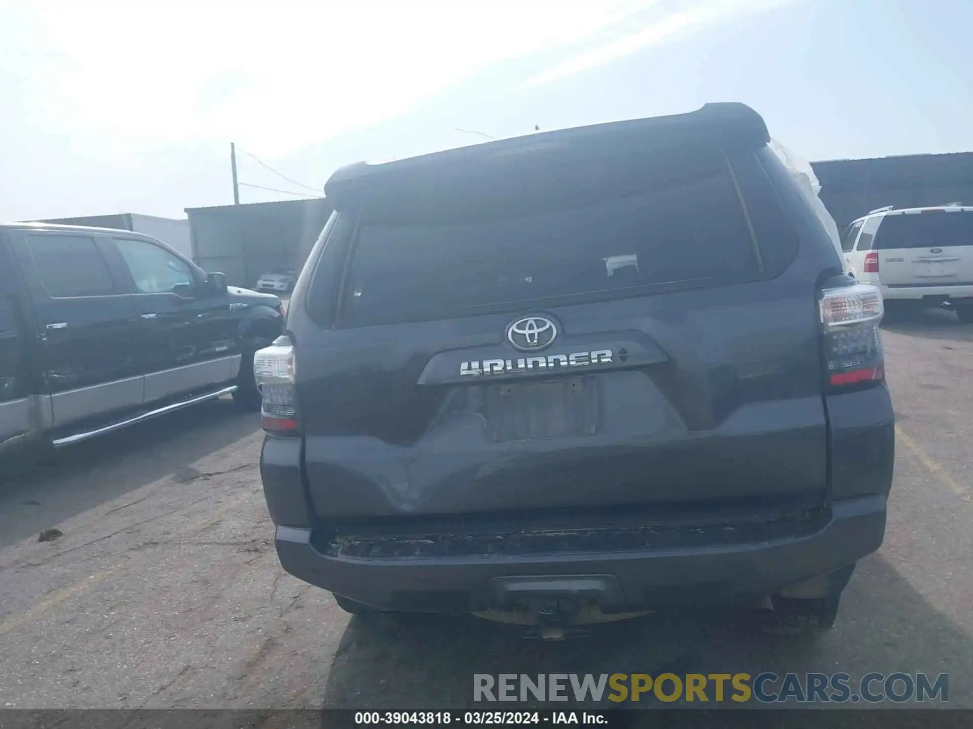 15 Photograph of a damaged car JTEEU5JRXP5284315 TOYOTA 4RUNNER 2023