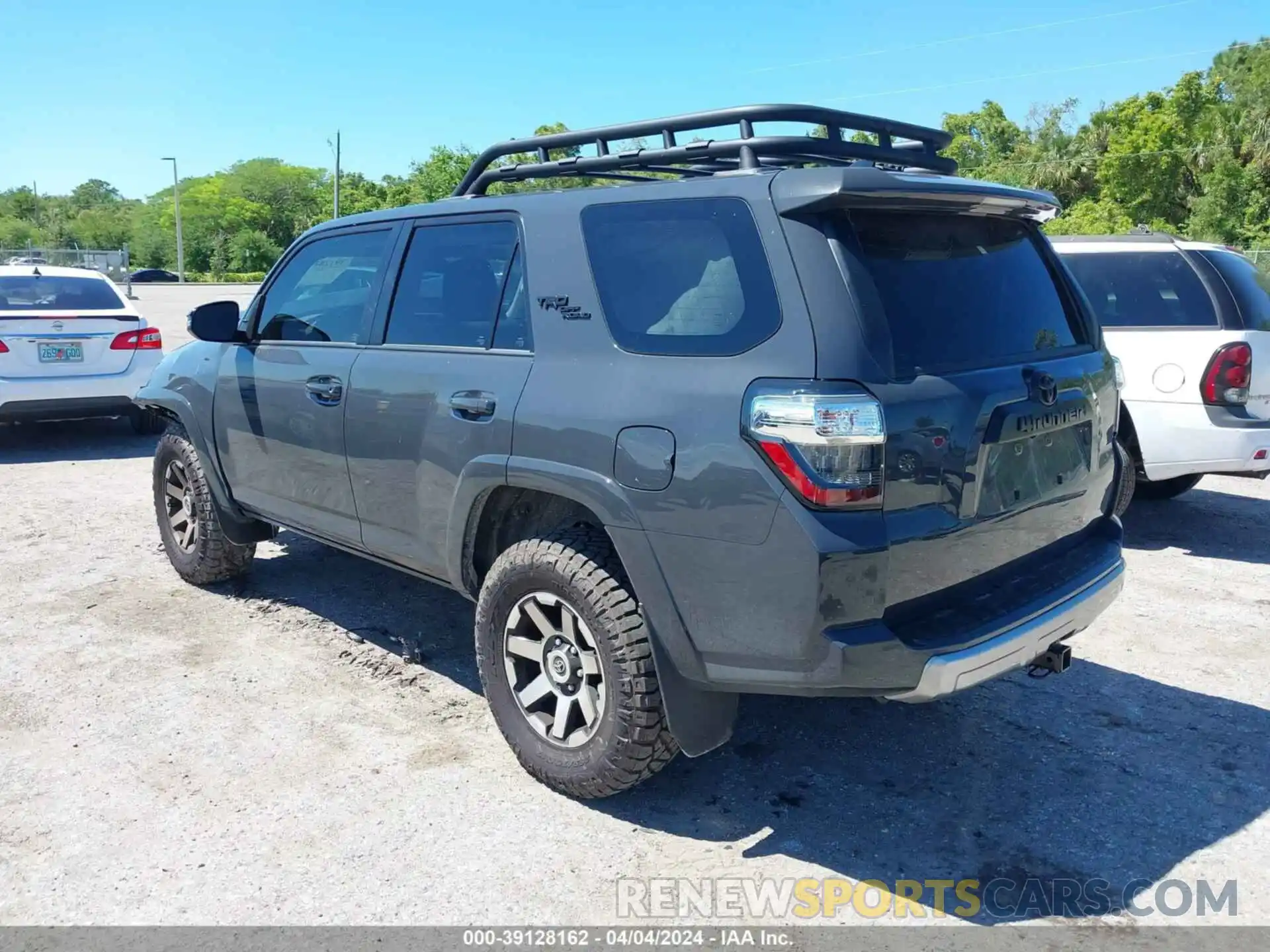 3 Фотография поврежденного автомобиля JTERU5JR3R6213245 TOYOTA 4RUNNER 2024