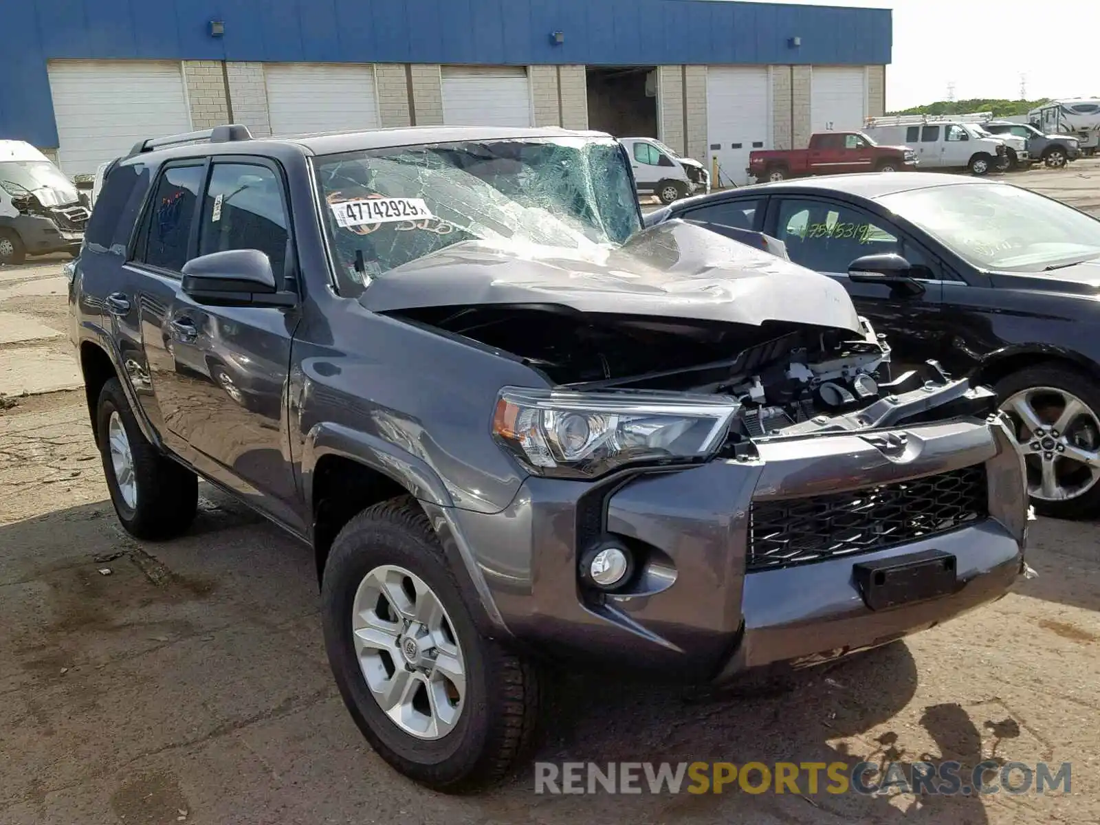 1 Фотография поврежденного автомобиля JTEBU5JR5K5632002 TOYOTA 4RUNNER SR 2019