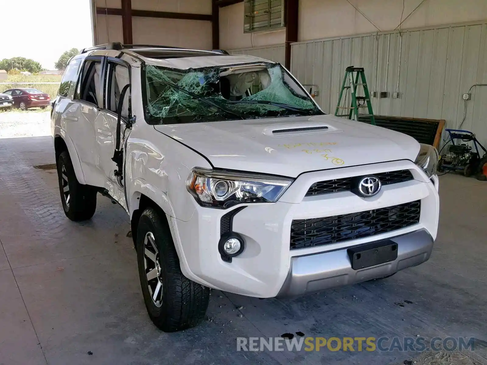 1 Фотография поврежденного автомобиля JTEBU5JR9K5678111 TOYOTA 4RUNNER SR 2019