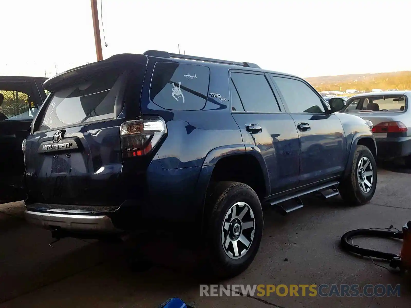 4 Фотография поврежденного автомобиля JTEBU5JRXK5634845 TOYOTA 4RUNNER SR 2019