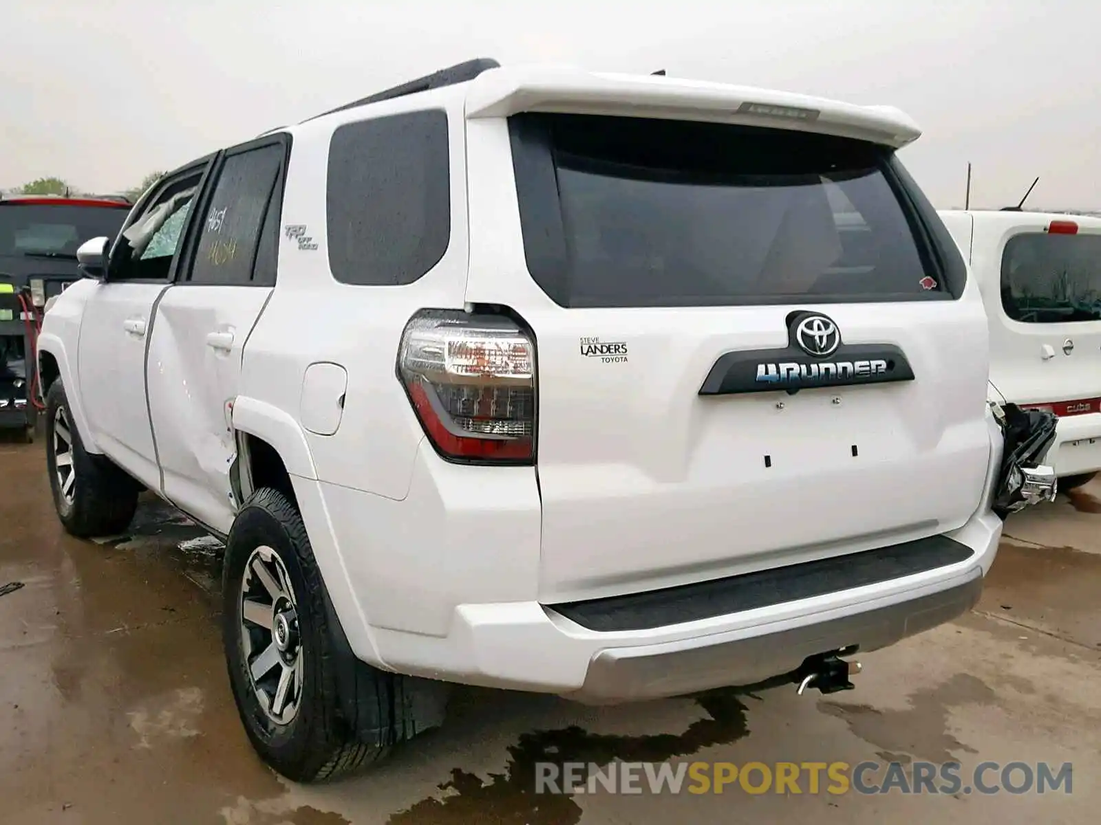 3 Фотография поврежденного автомобиля JTEBU5JRXK5643870 TOYOTA 4RUNNER SR 2019