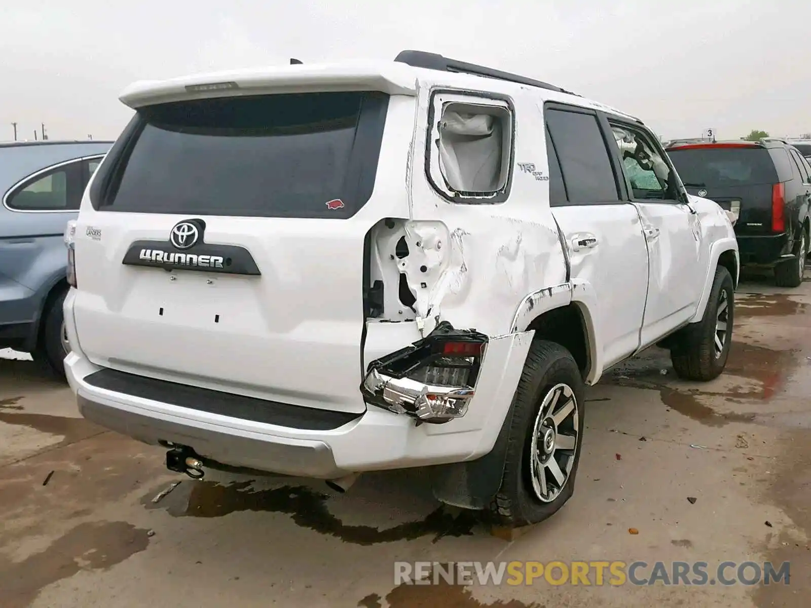 4 Фотография поврежденного автомобиля JTEBU5JRXK5643870 TOYOTA 4RUNNER SR 2019