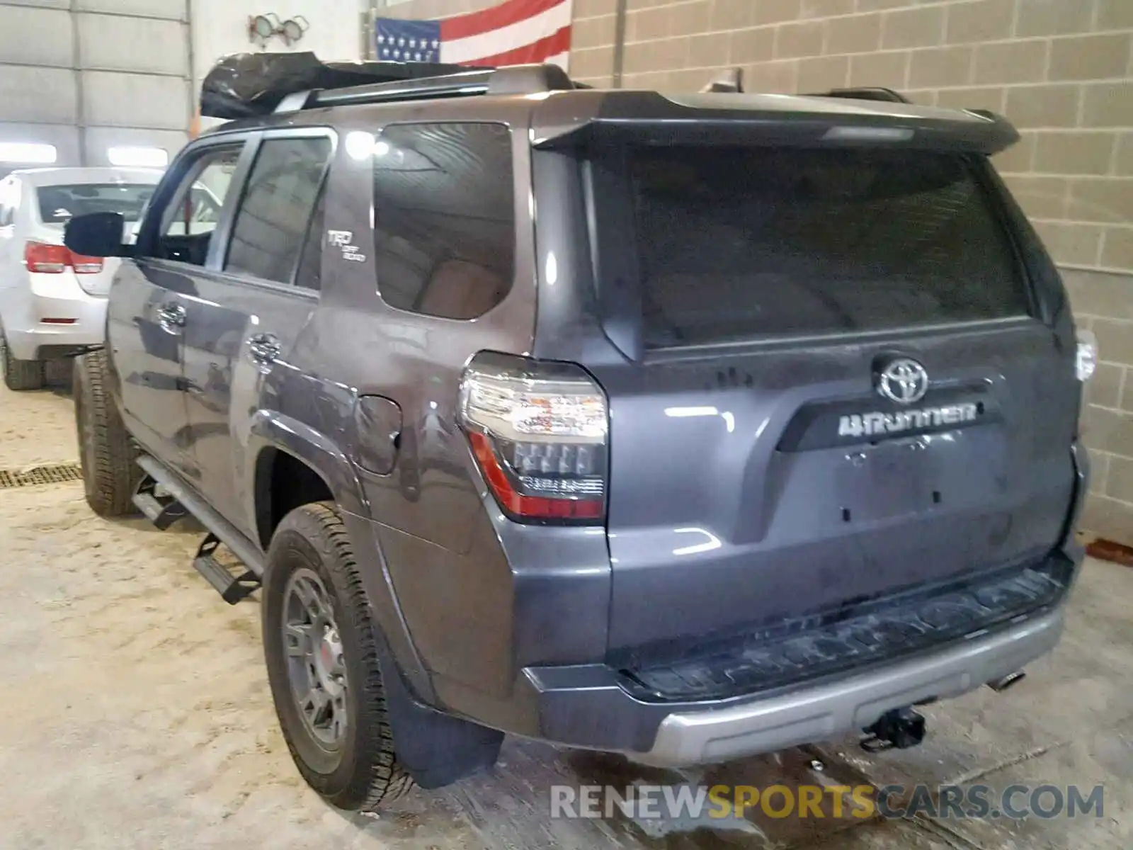 3 Фотография поврежденного автомобиля JTEBU5JRXK5646316 TOYOTA 4RUNNER SR 2019