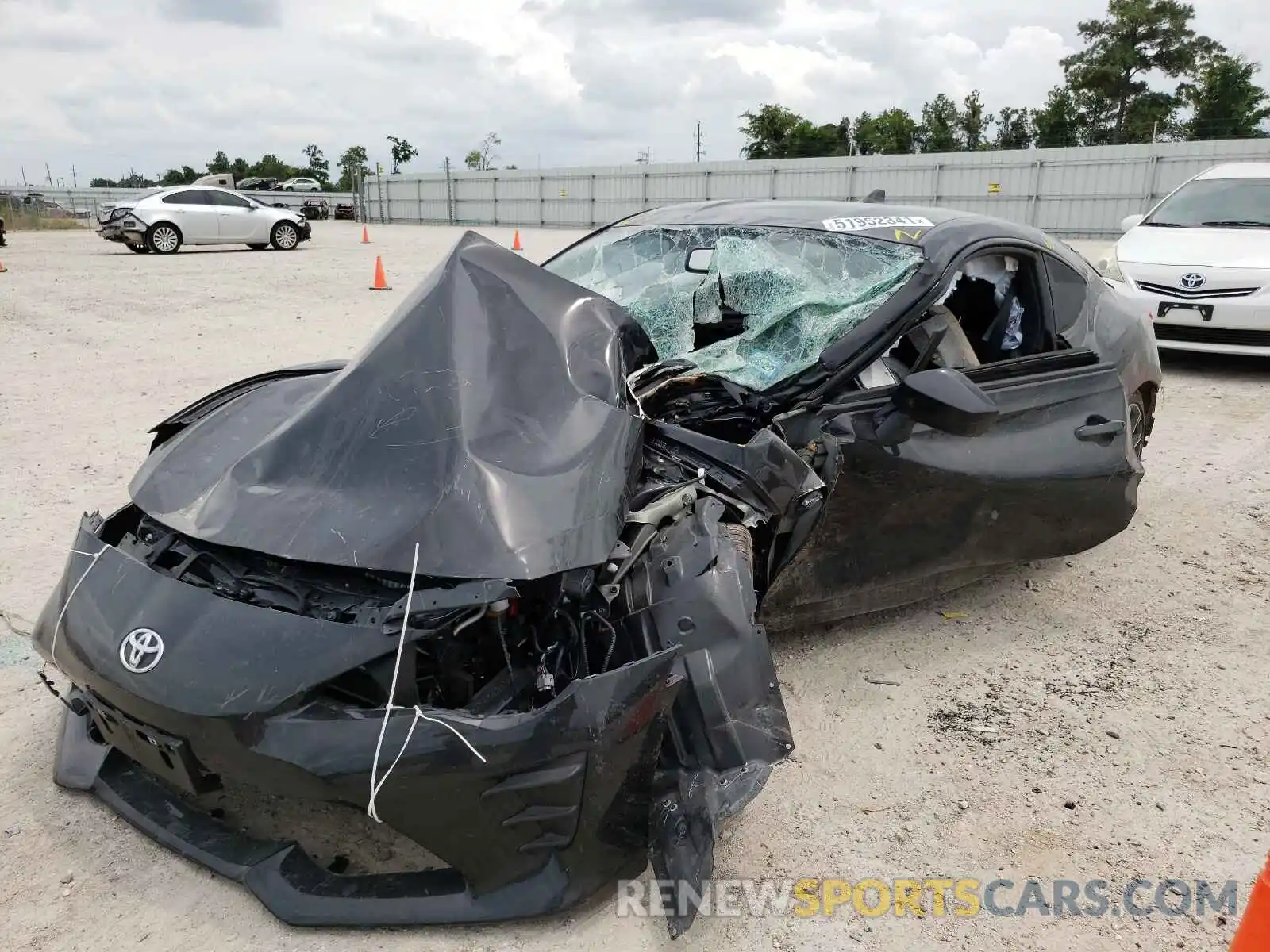 2 Photograph of a damaged car JF1ZNAA11L8752615 TOYOTA 86 2020