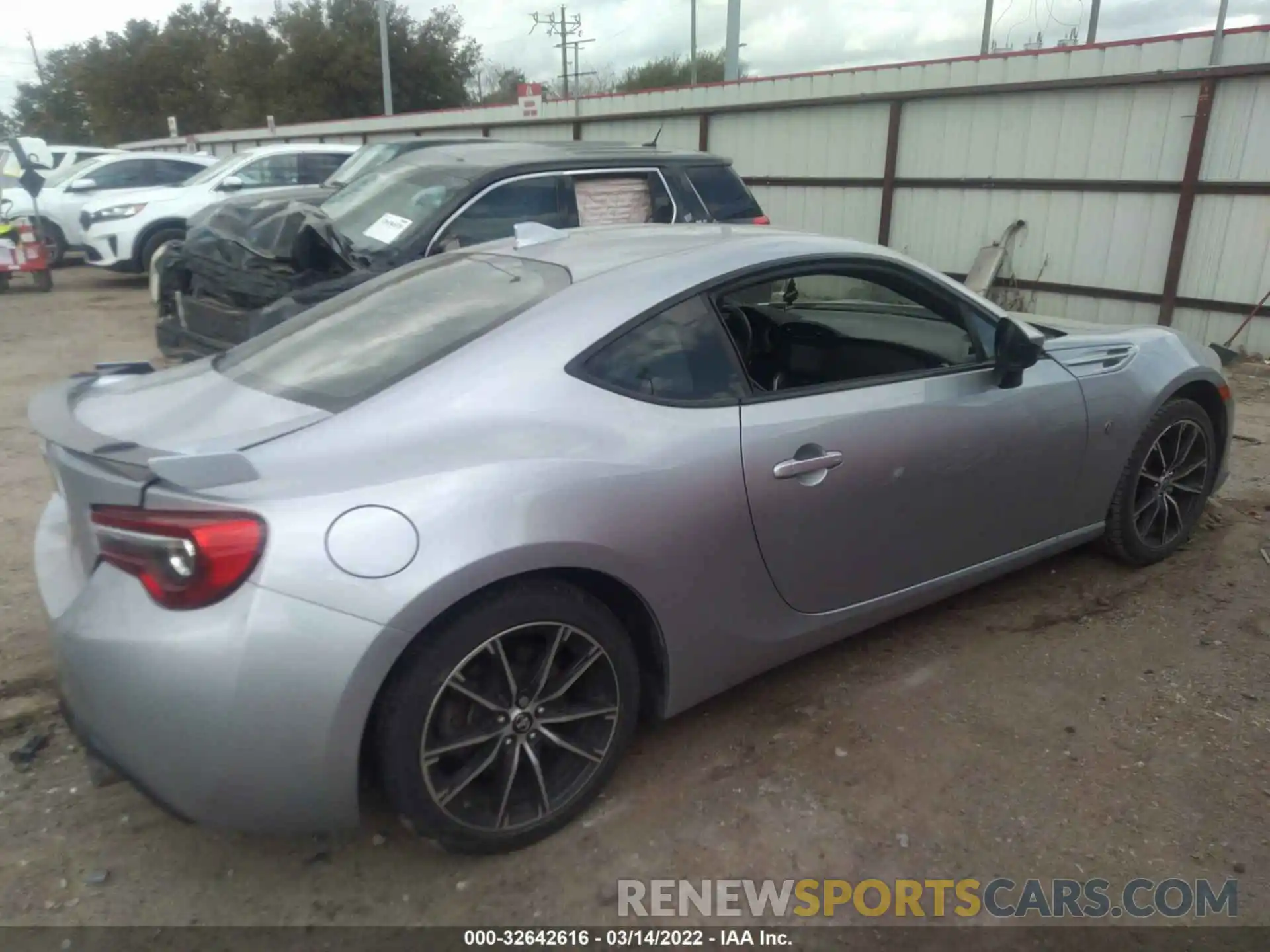 4 Photograph of a damaged car JF1ZNAE10L8753250 TOYOTA 86 2020