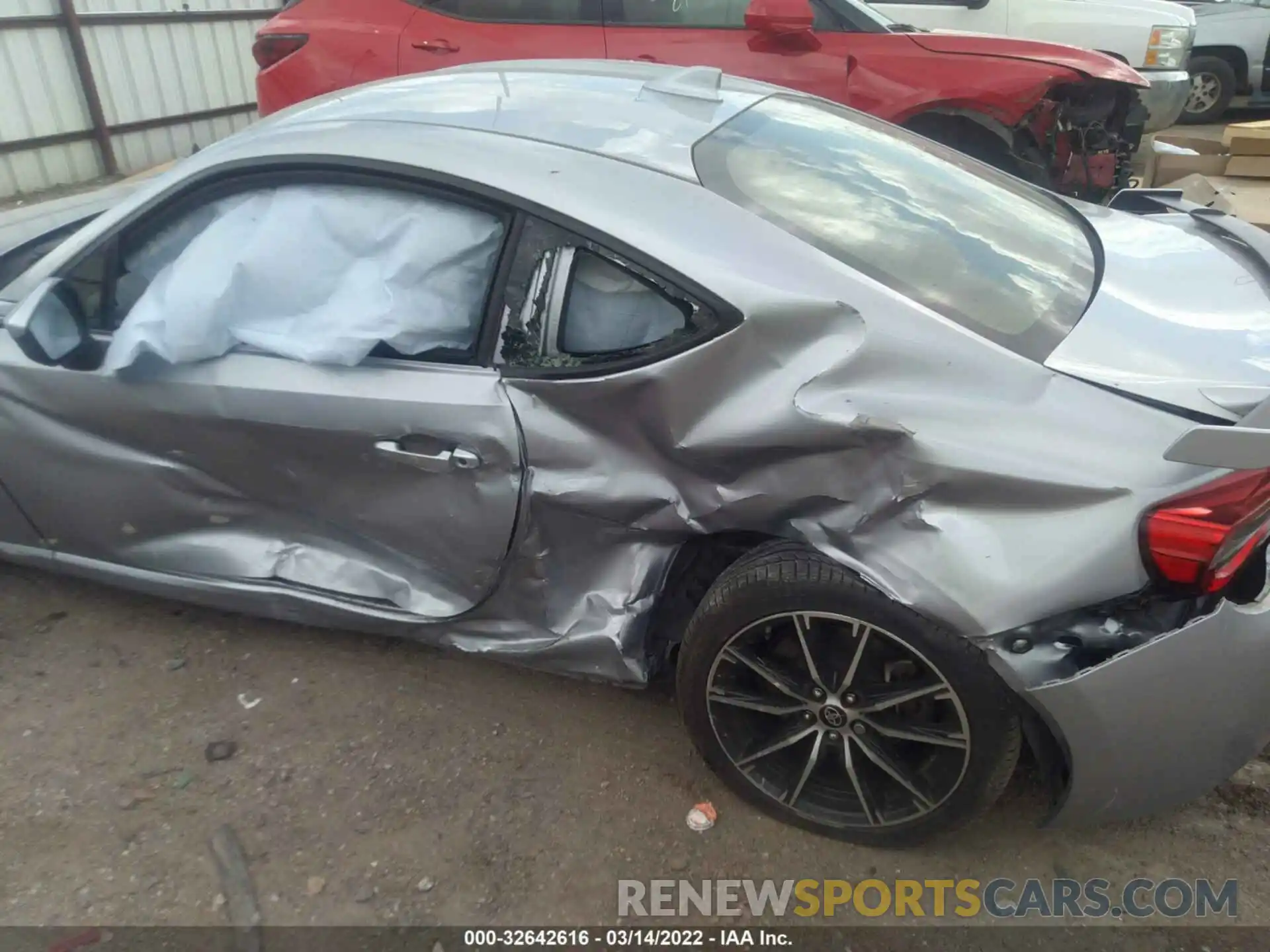 6 Photograph of a damaged car JF1ZNAE10L8753250 TOYOTA 86 2020