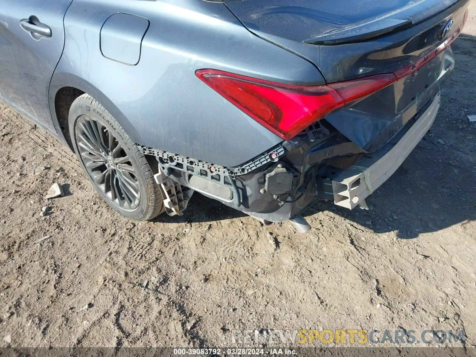 17 Photograph of a damaged car 4T1B21FB0KU001562 TOYOTA AVALON 2019