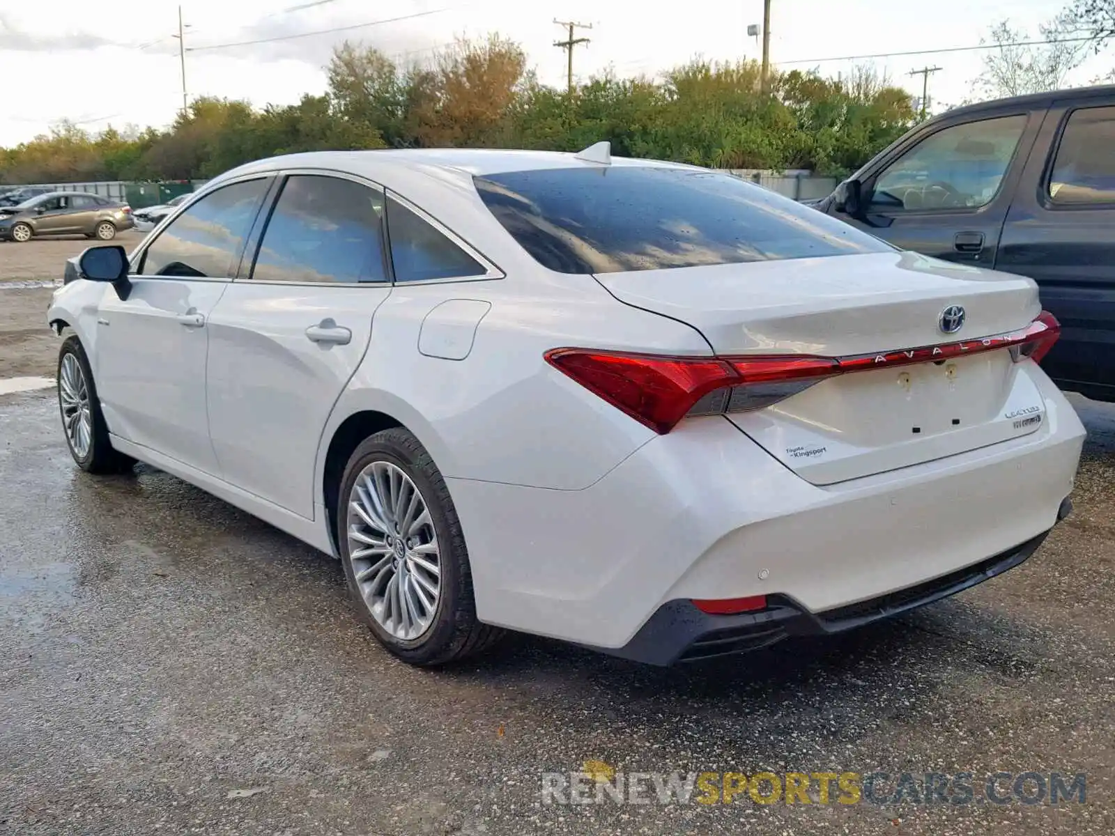 3 Photograph of a damaged car 4T1B21FB3KU002320 TOYOTA AVALON 2019