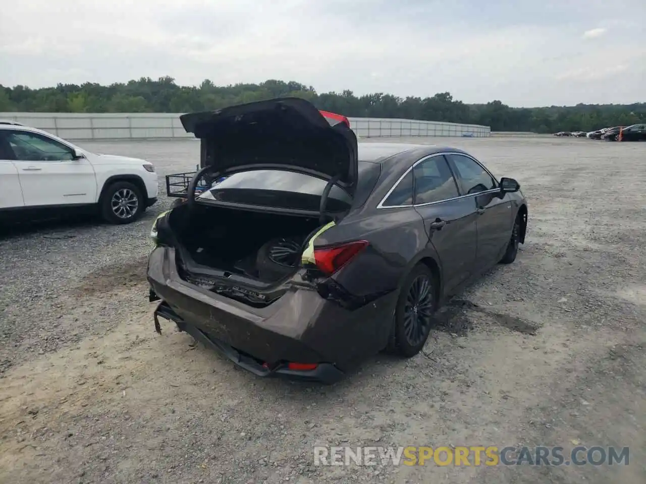 4 Photograph of a damaged car 4T1B21FB3KU002995 TOYOTA AVALON 2019