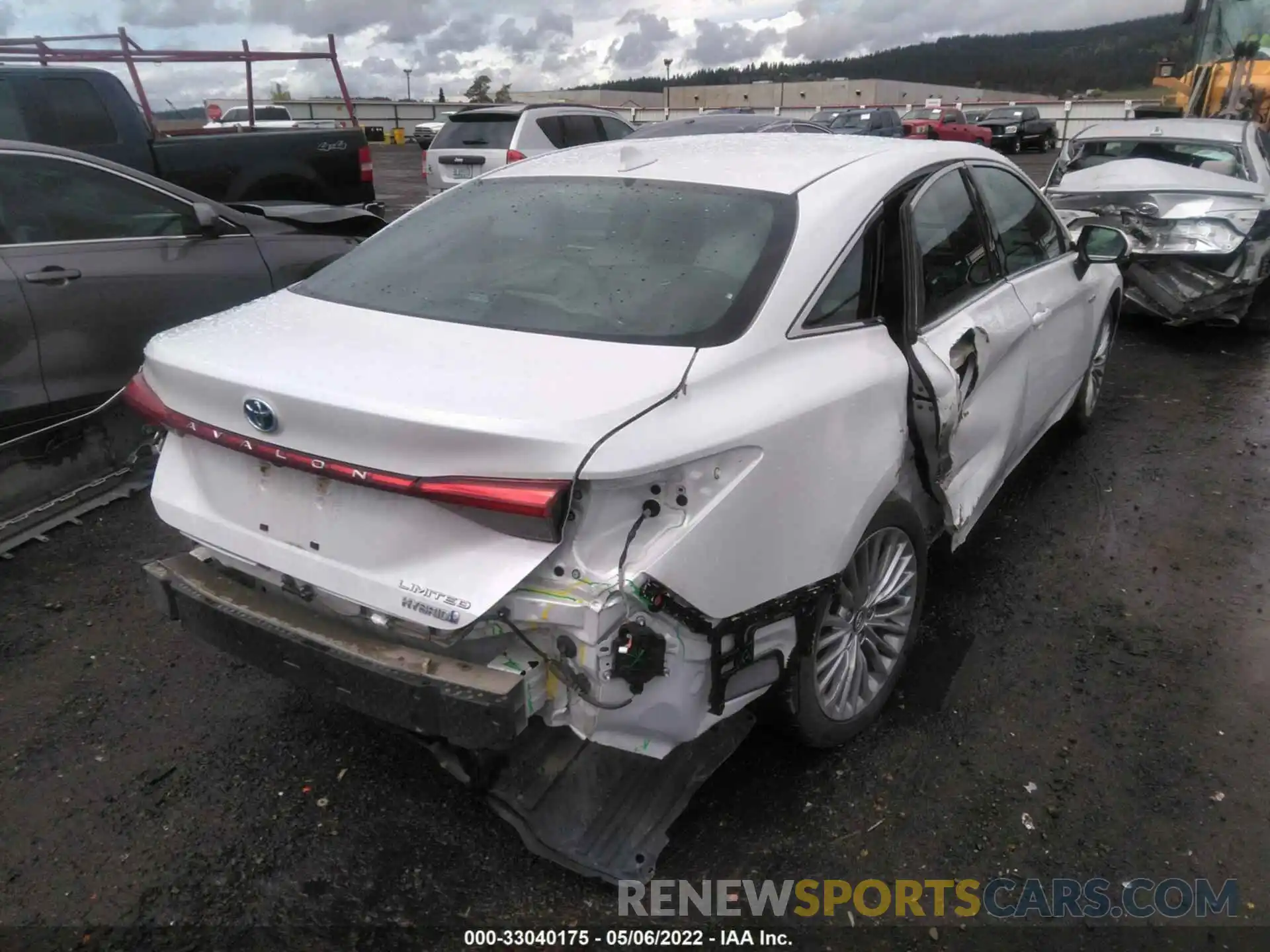 4 Photograph of a damaged car 4T1B21FB4KU001953 TOYOTA AVALON 2019