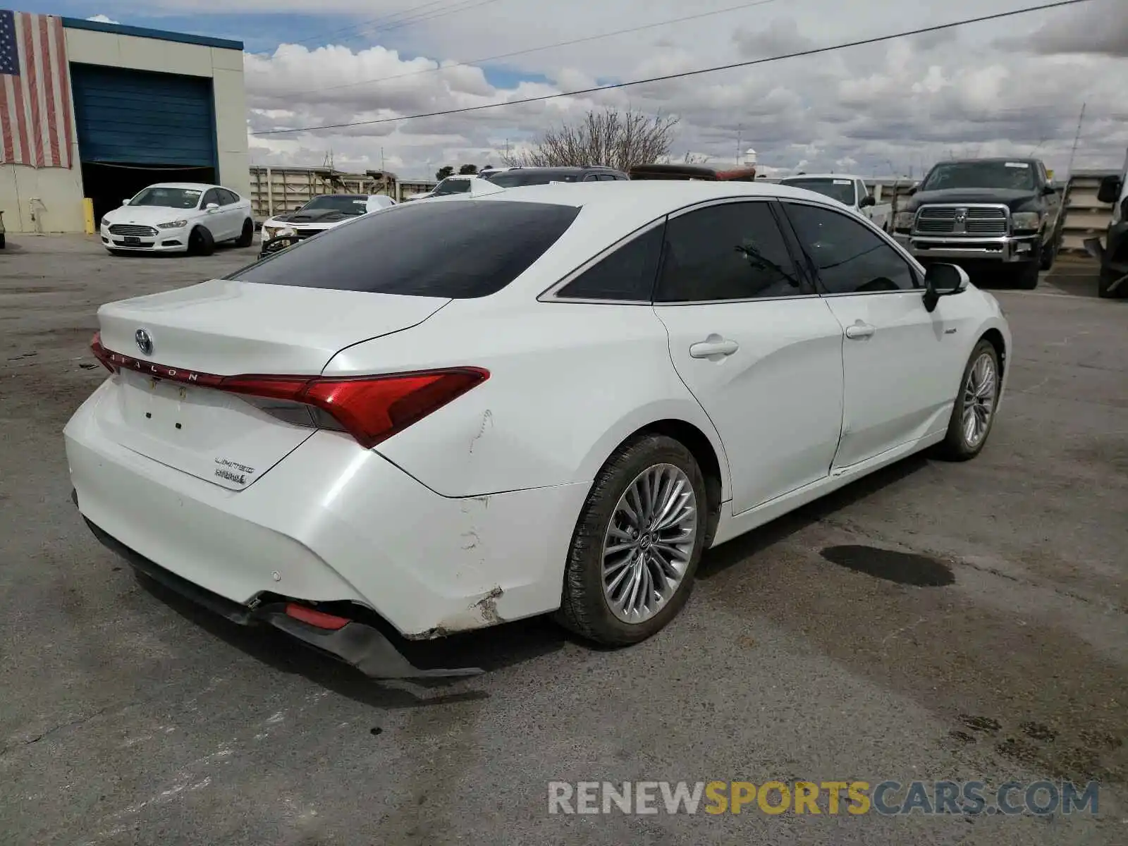 4 Photograph of a damaged car 4T1B21FB6KU010900 TOYOTA AVALON 2019