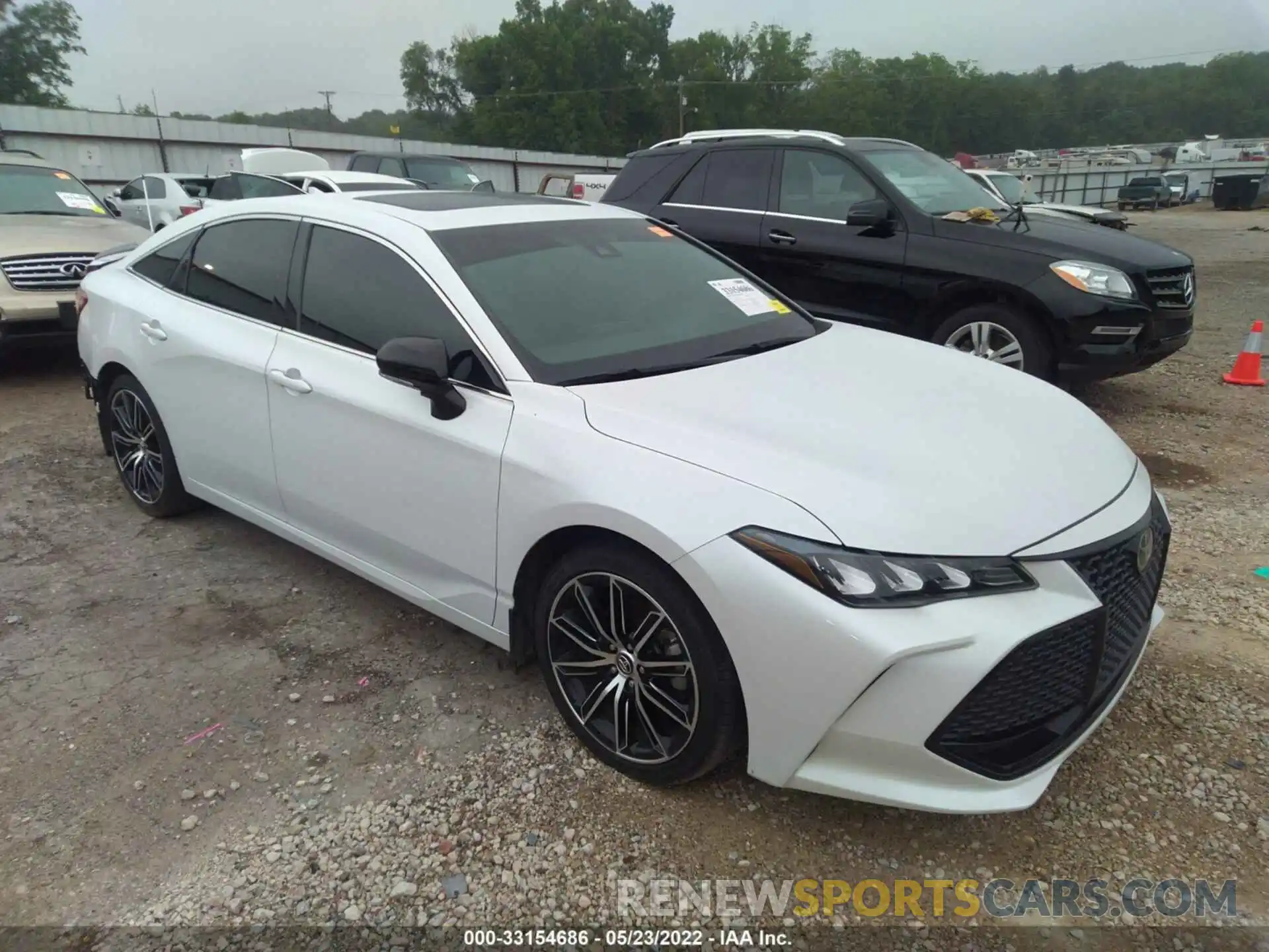 1 Photograph of a damaged car 4T1BZ1FB0KU018860 TOYOTA AVALON 2019