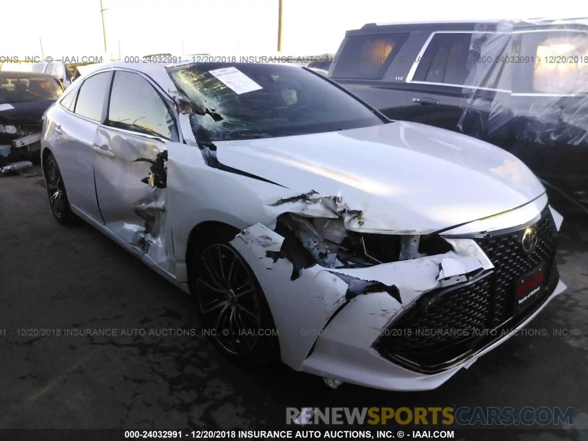 1 Photograph of a damaged car 4T1BZ1FB2KU019802 TOYOTA AVALON 2019