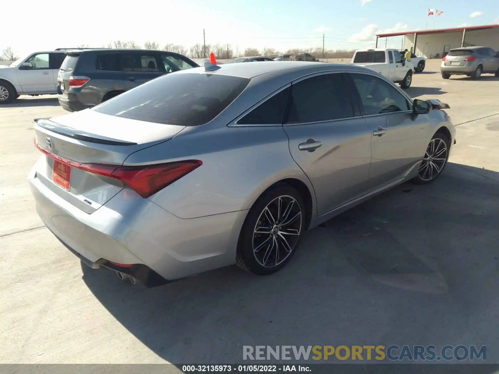 4 Photograph of a damaged car 4T1BZ1FB2KU020979 TOYOTA AVALON 2019