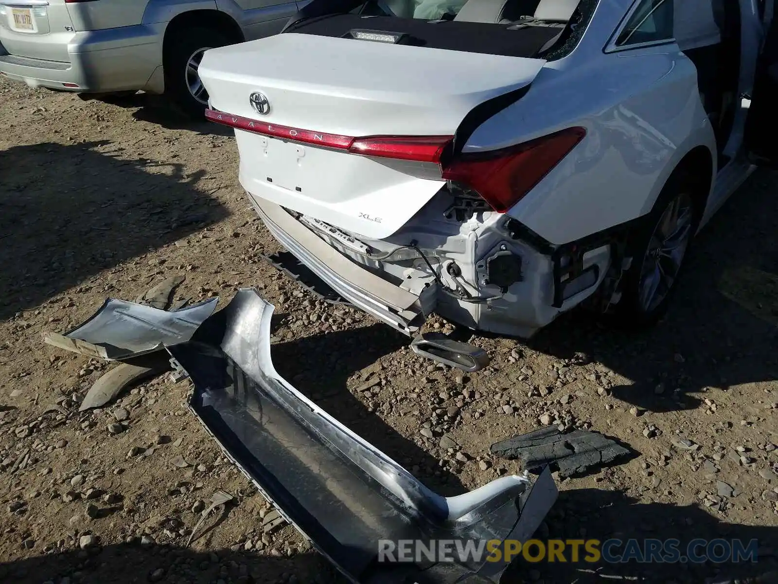 9 Photograph of a damaged car 4T1BZ1FB4KU008686 TOYOTA AVALON 2019