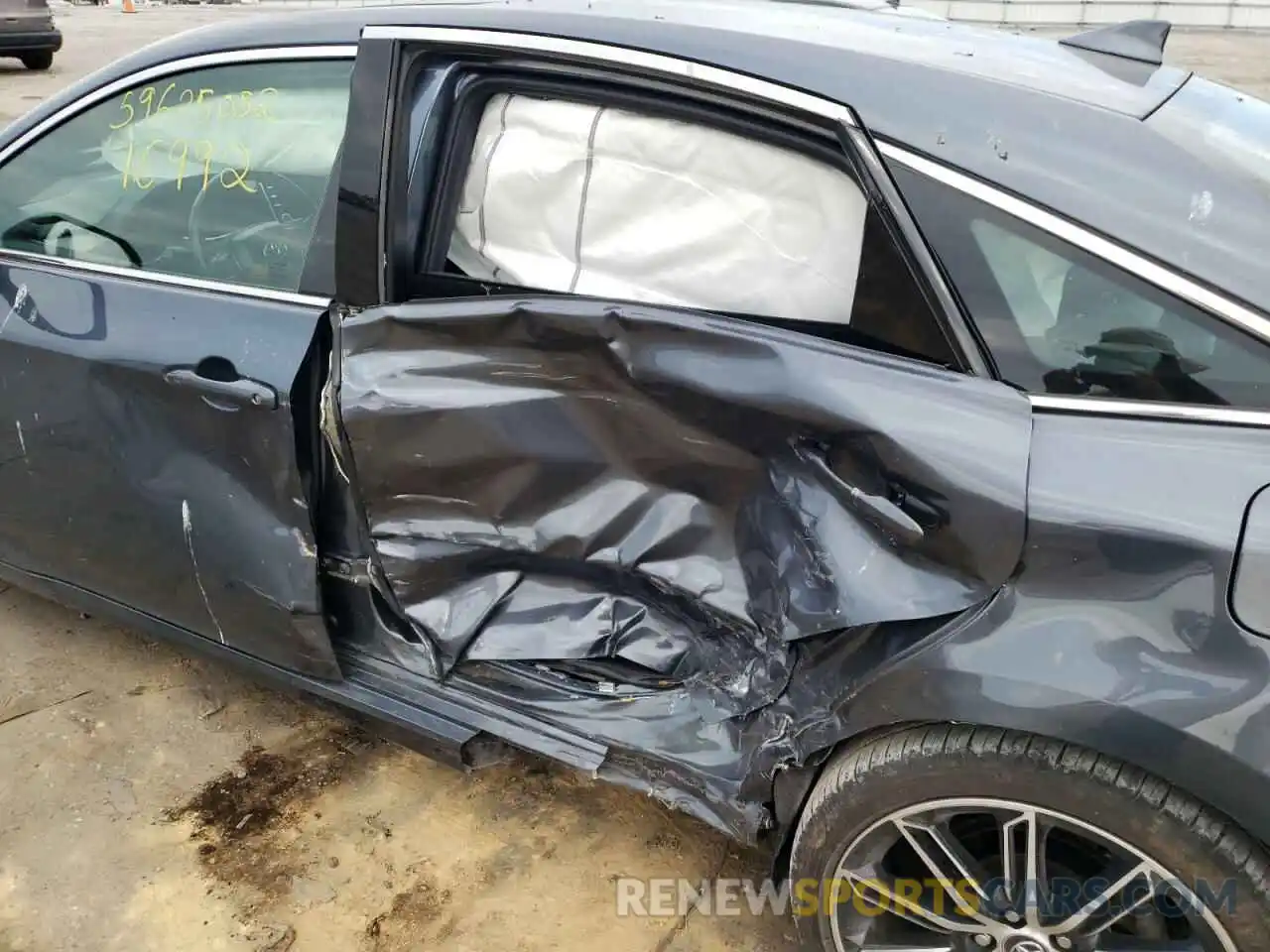 9 Photograph of a damaged car 4T1BZ1FB4KU010616 TOYOTA AVALON 2019