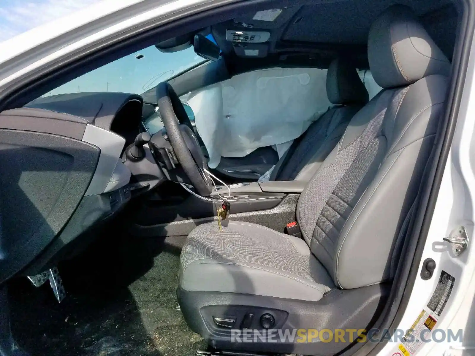 5 Photograph of a damaged car 4T1BZ1FB4KU015136 TOYOTA AVALON 2019