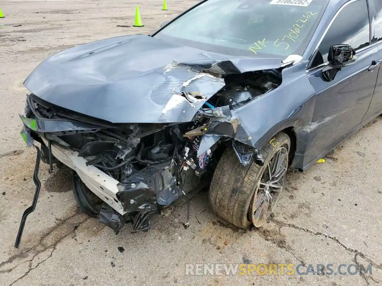 9 Photograph of a damaged car 4T1BZ1FB4KU033765 TOYOTA AVALON 2019