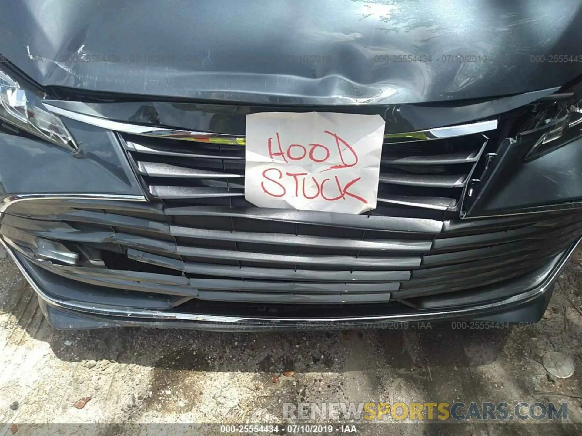 10 Photograph of a damaged car 4T1BZ1FB5KU020751 TOYOTA AVALON 2019