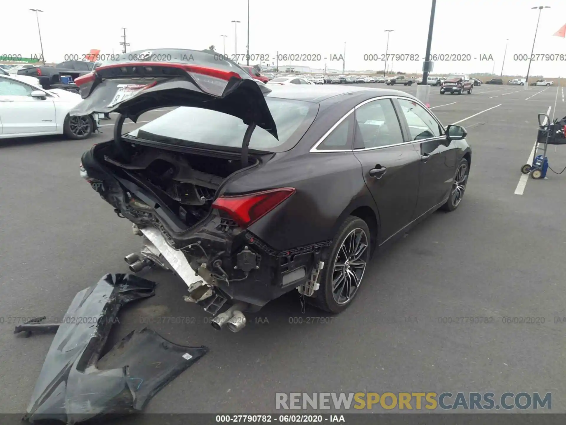 4 Photograph of a damaged car 4T1BZ1FB5KU028011 TOYOTA AVALON 2019