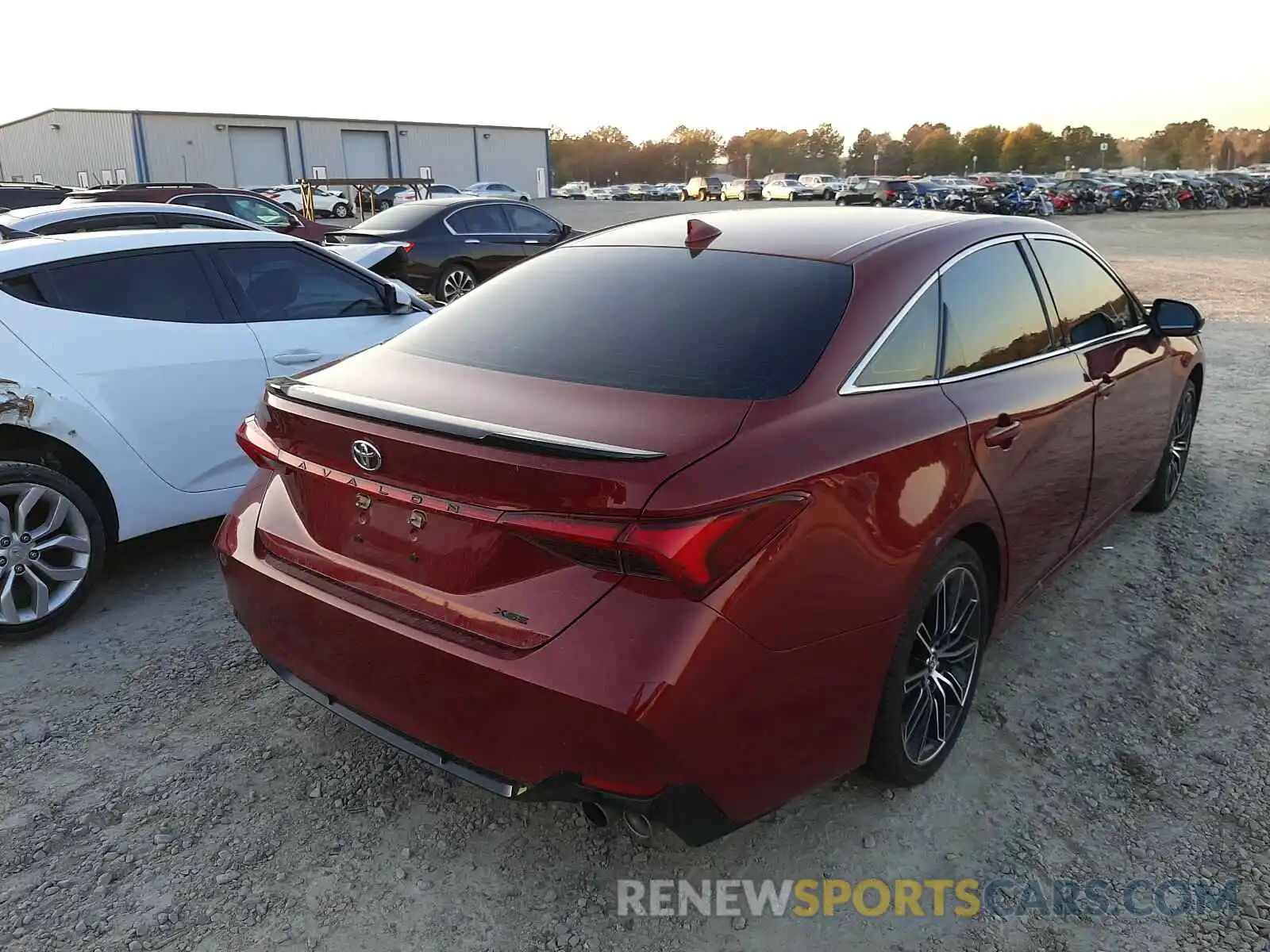 4 Photograph of a damaged car 4T1BZ1FB5KU033452 TOYOTA AVALON 2019