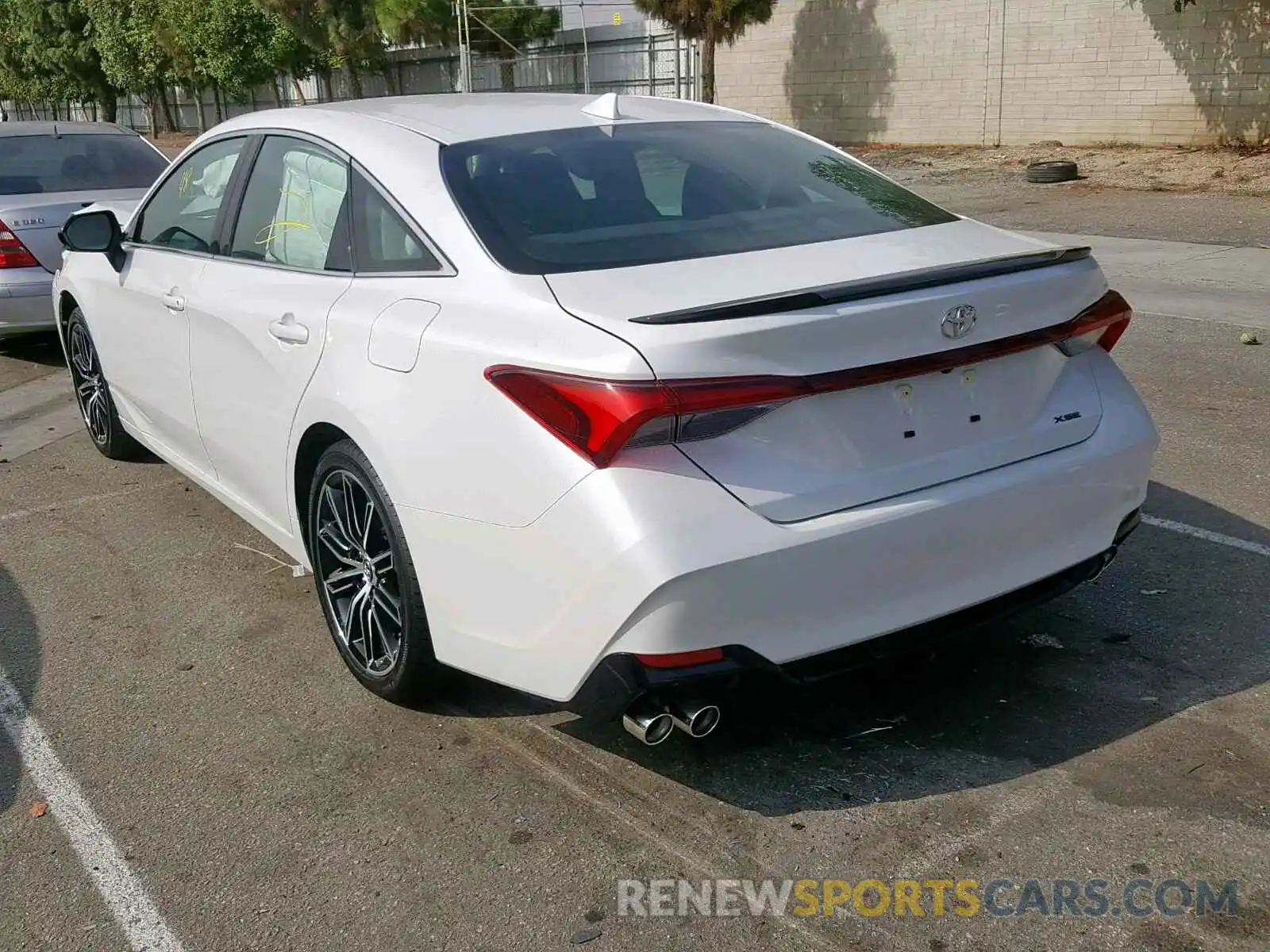 3 Photograph of a damaged car 4T1BZ1FB5KU033726 TOYOTA AVALON 2019