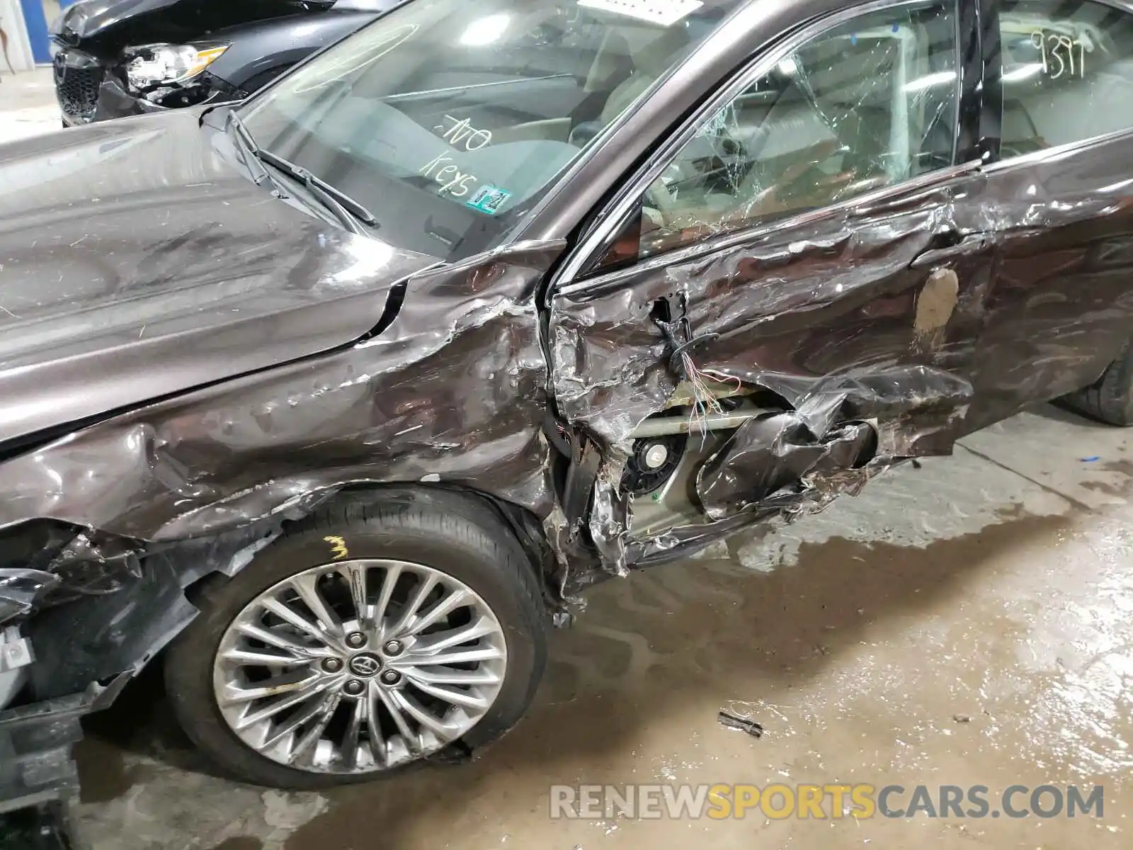 9 Photograph of a damaged car 4T1BZ1FB6KU011816 TOYOTA AVALON 2019