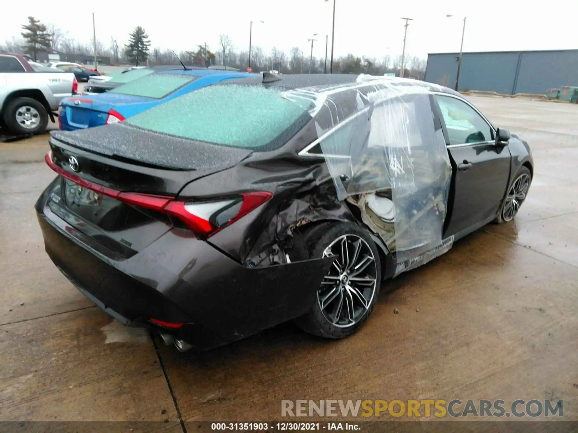 4 Photograph of a damaged car 4T1BZ1FB6KU037848 TOYOTA AVALON 2019