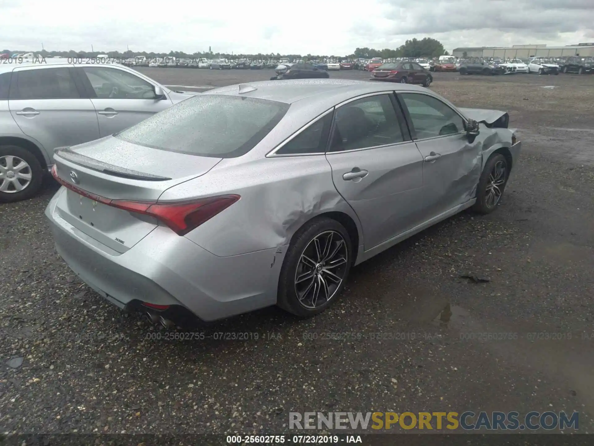 4 Photograph of a damaged car 4T1BZ1FB8KU003703 TOYOTA AVALON 2019