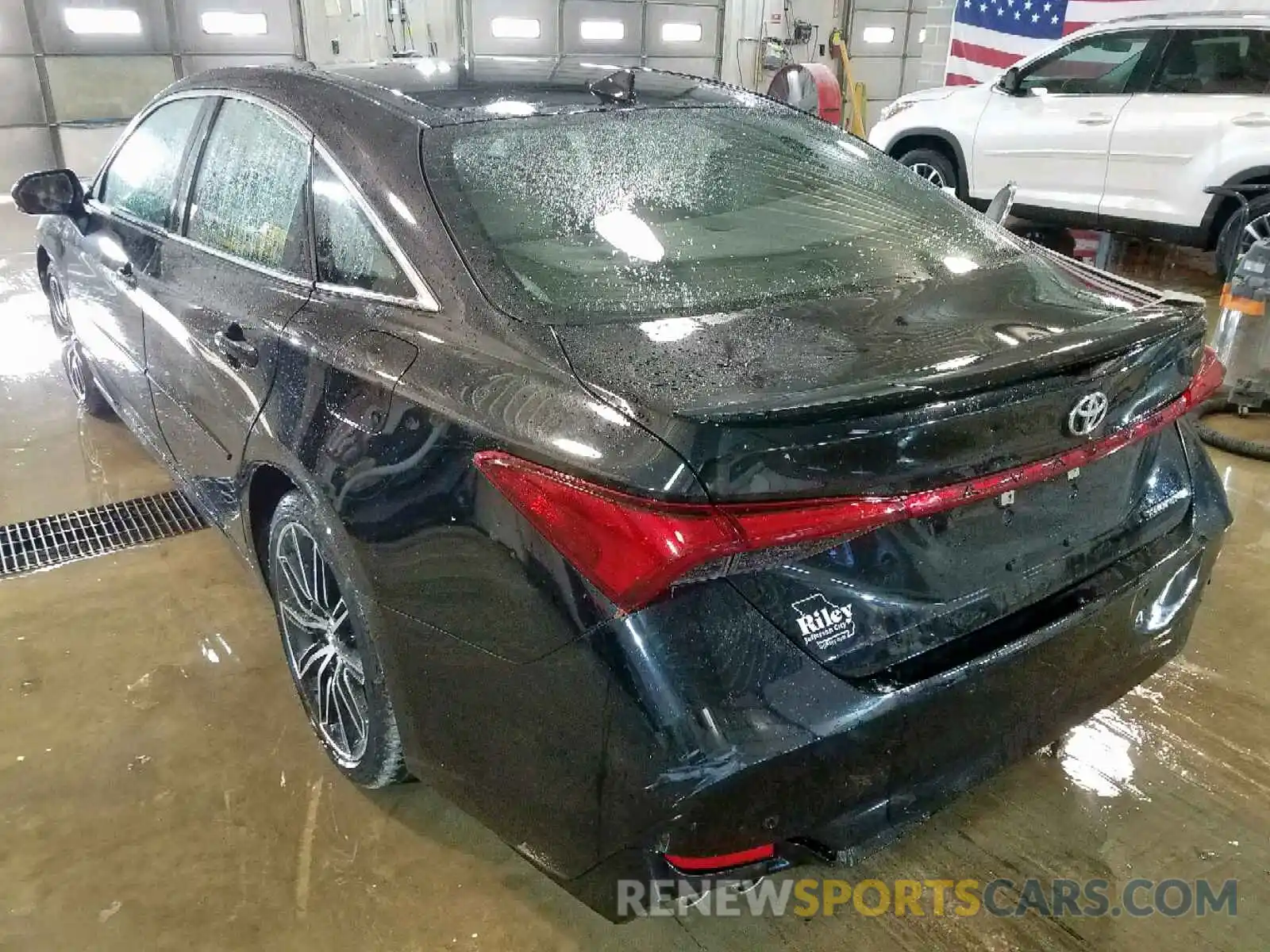 3 Photograph of a damaged car 4T1BZ1FB8KU011736 TOYOTA AVALON 2019