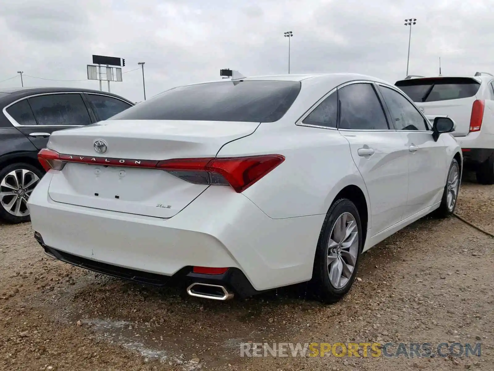 4 Photograph of a damaged car 4T1BZ1FB9KU003418 TOYOTA AVALON 2019