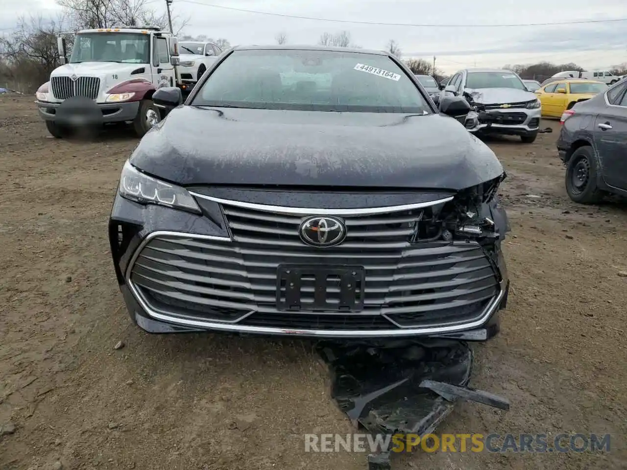 5 Photograph of a damaged car 4T1BZ1FB9KU012345 TOYOTA AVALON 2019