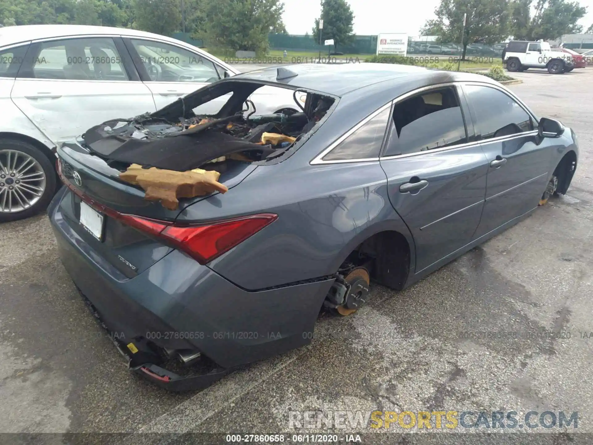 4 Photograph of a damaged car 4T1BZ1FB9KU023104 TOYOTA AVALON 2019