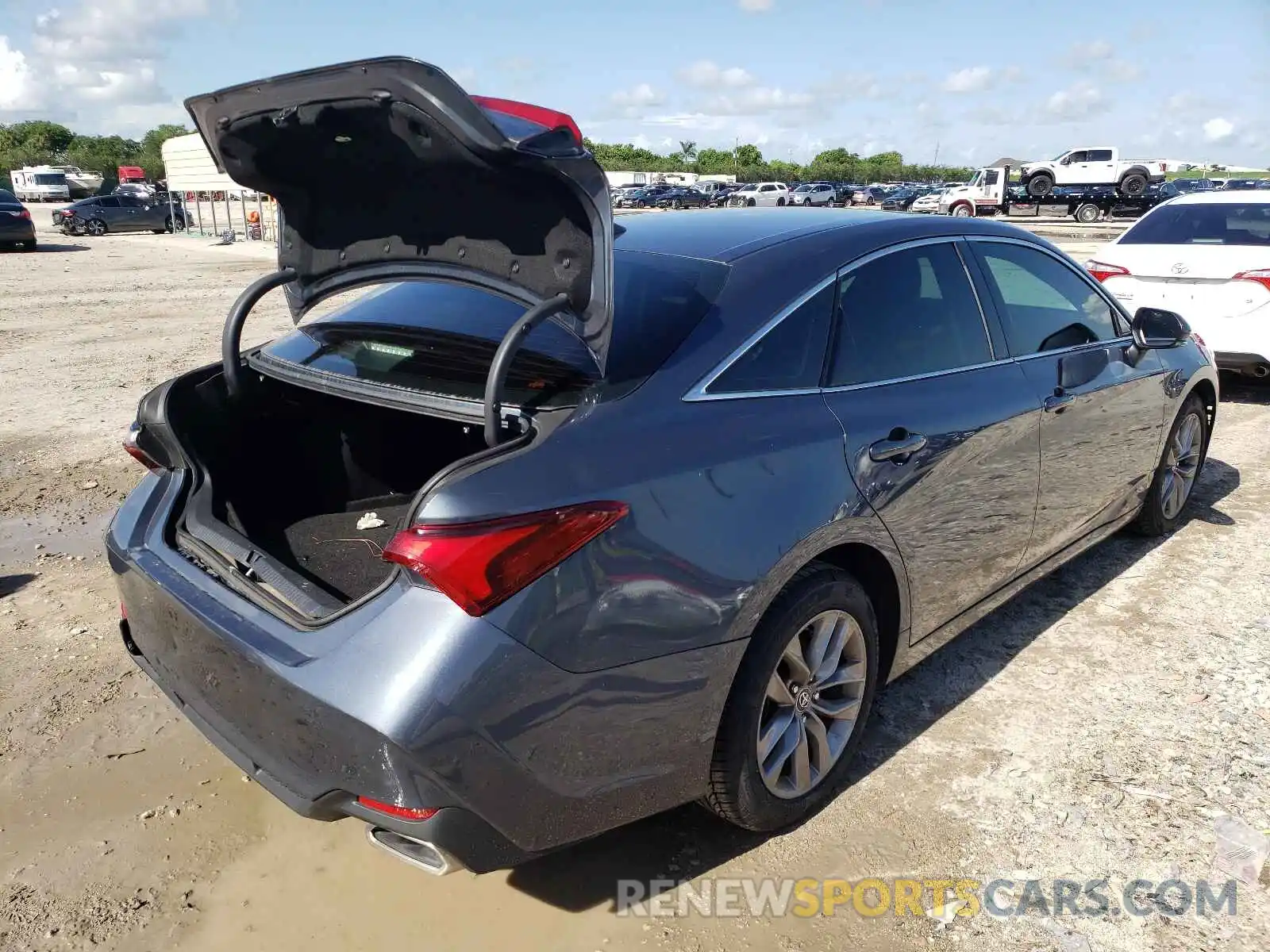 4 Photograph of a damaged car 4T1BZ1FB9KU025645 TOYOTA AVALON 2019