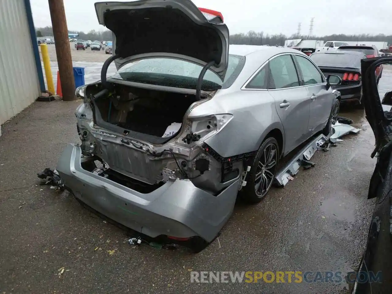 4 Photograph of a damaged car 4T1BZ1FBXKU002908 TOYOTA AVALON 2019