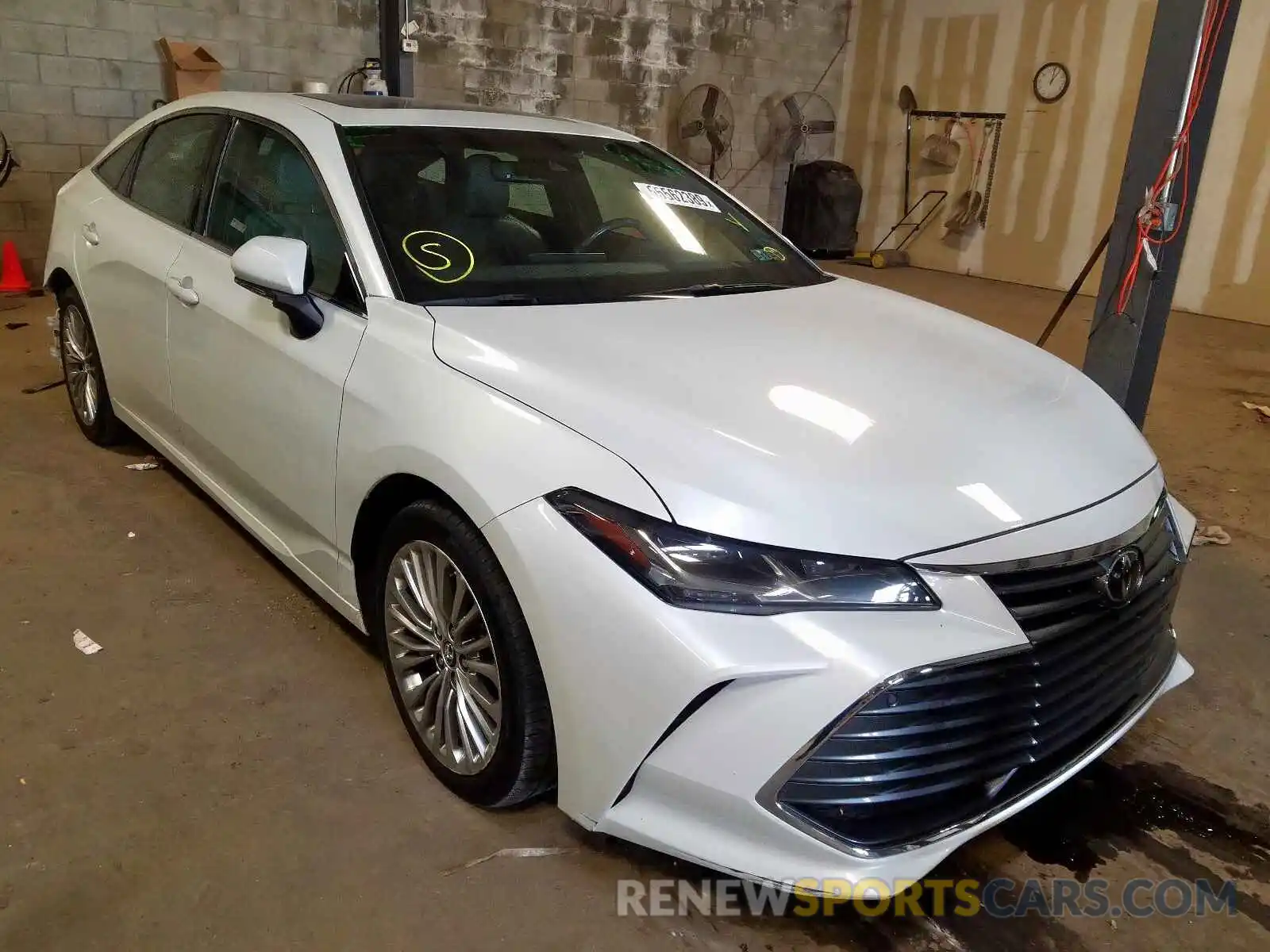 1 Photograph of a damaged car 4T1BZ1FBXKU007137 TOYOTA AVALON 2019