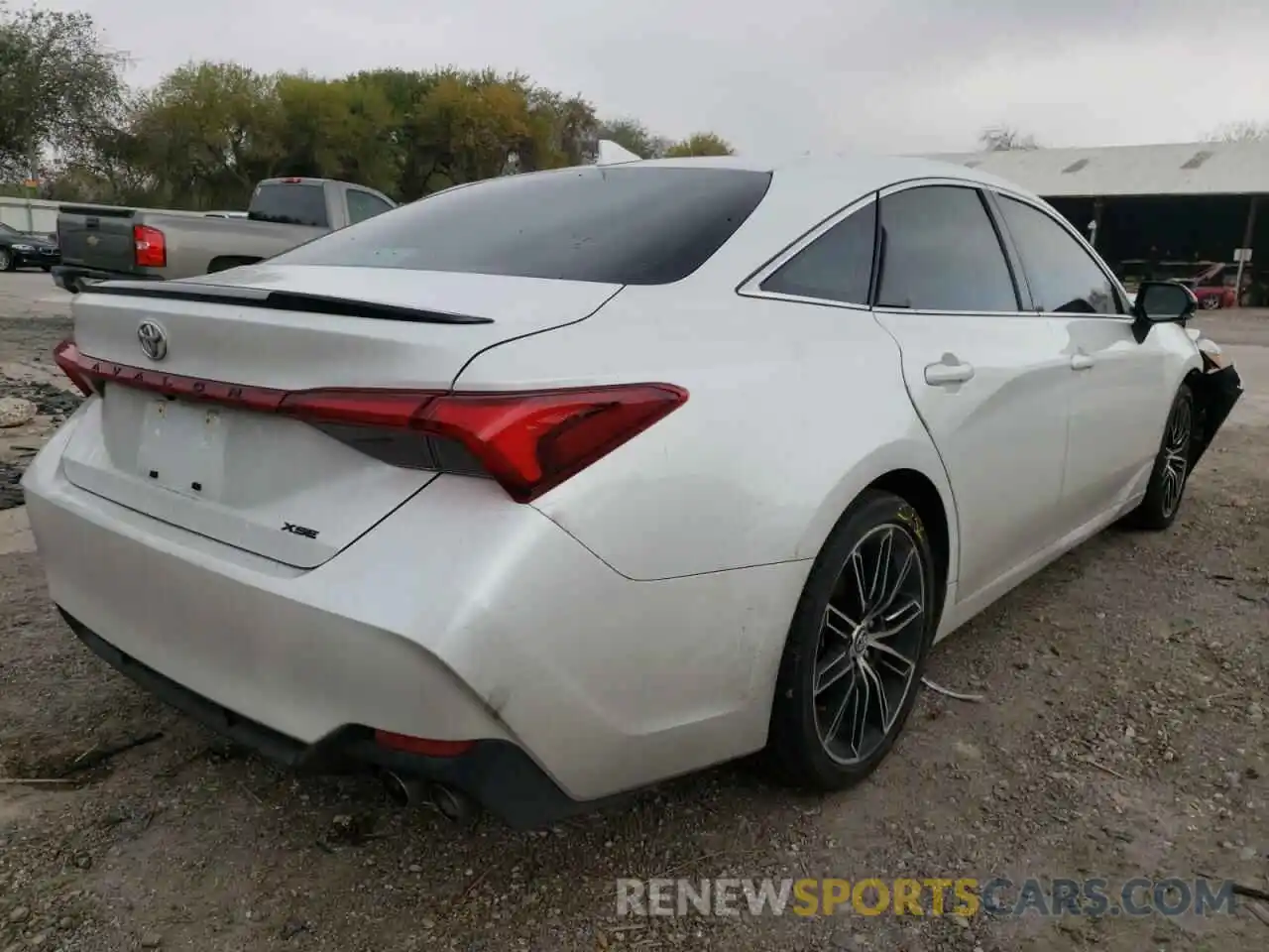 4 Photograph of a damaged car 4T1BZ1FBXKU011012 TOYOTA AVALON 2019